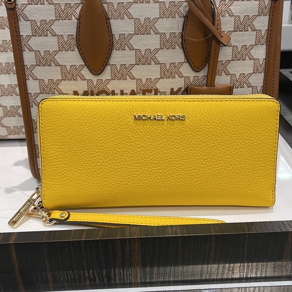 Michael Kors Jet Set Travel Large Travel CONTINENTAL 
BUTTER - Picture 3 of 16